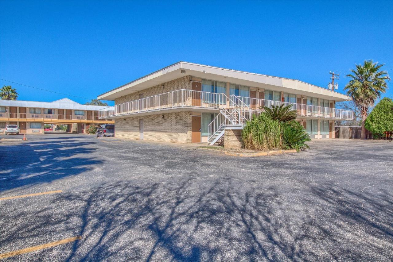 Americas Best Value Inn Uvalde Exterior photo