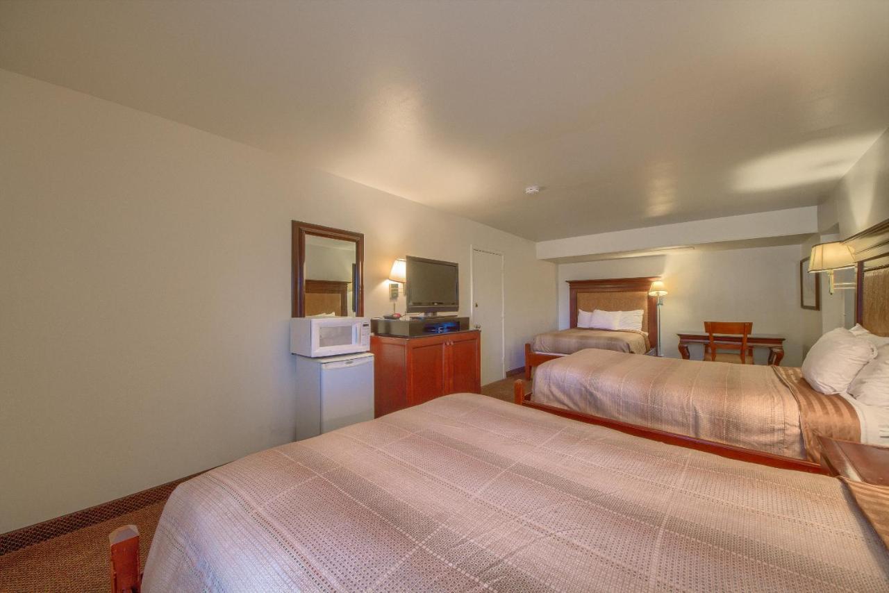 Americas Best Value Inn Uvalde Exterior photo